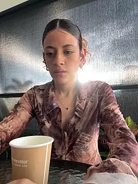 alana15 online show from November 5, 2025, 9:40 pm