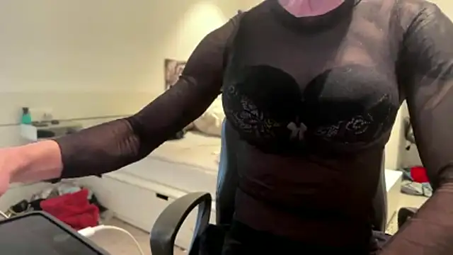 Snapshot of pocker498 chatting on March 2, 2026, 8:21 am pocker498 online show from March 2, 2026, 8:21 am