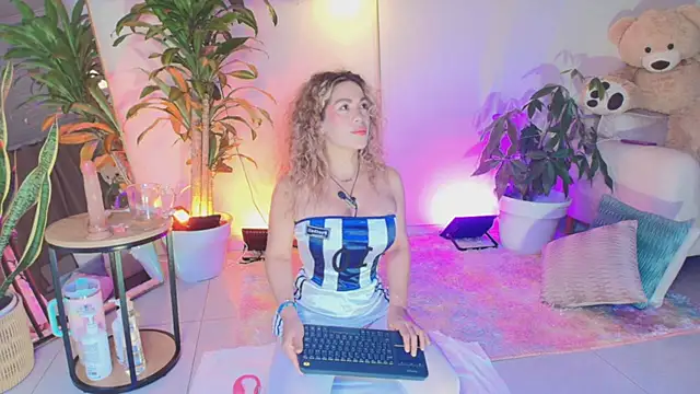 Snapshot of erotik_lady chatting on June 7, 2026, 4:39 am erotik lady online show from June 7, 2026, 4:39 am