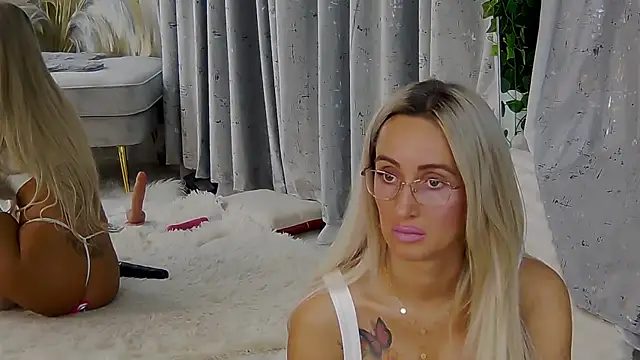 IsabelleEthan online show from November 11, 2025, 1:55 am