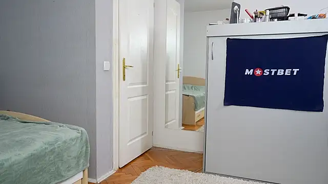 foxeslovefoxes online show from December 15, 2024, 2:59 pm