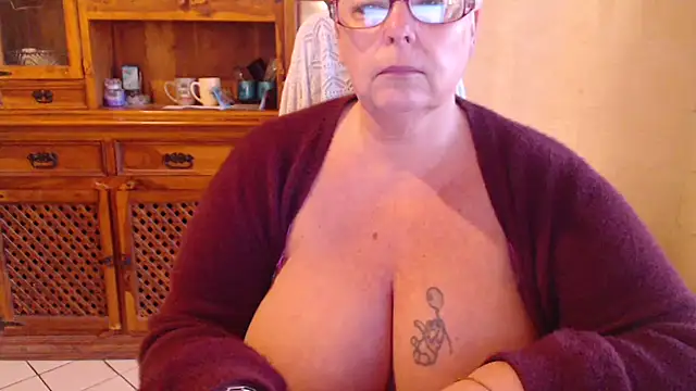 Snapshot of MISS_LINDAH chatting on February 9, 2026, 6:44 am MISS LINDAH online show from February 9, 2026, 6:44 am