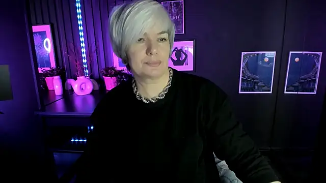 CarmenSoft online show from November 18, 2025, 8:34 pm