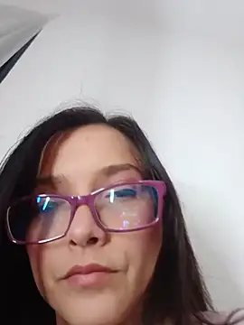 Snapshot of Perladulce chatting on June 6, 2026, 11:43 pm Perladulce online show from June 6, 2026, 11:43 pm