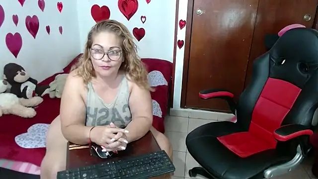 Snapshot of Britney-22 chatting on March 9, 2025, 11:35 pm Britney-22 online show from March 9, 2025, 11:35 pm