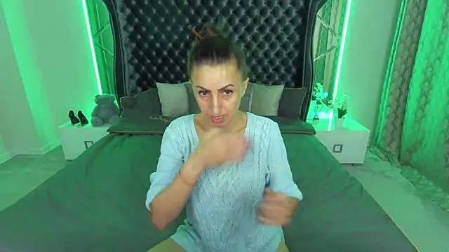 Rebecca Diamond online show from November 9, 2025, 6:39 am