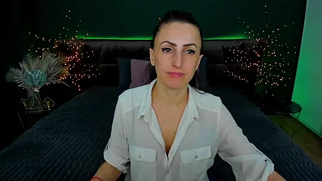 Rebecca Diamond online show from February 26, 2025, 9:44 am