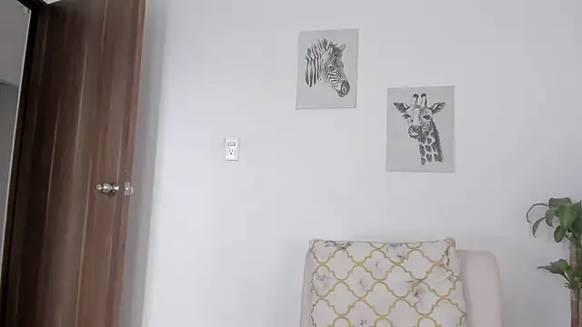 Snapshot of Hanna_Risso chatting on October 27, 2025, 6:09 pm Hanna Risso online show from October 27, 2025, 6:09 pm