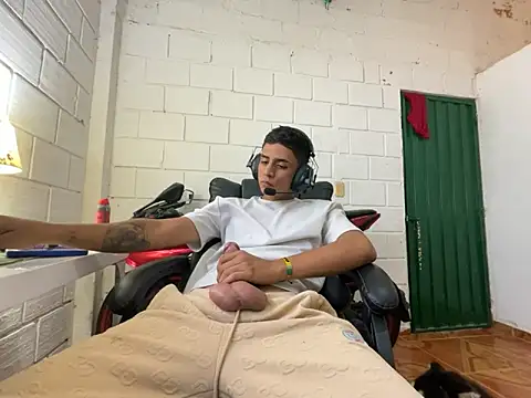 Max TheHorseDick online show from November 14, 2025, 7:06 pm