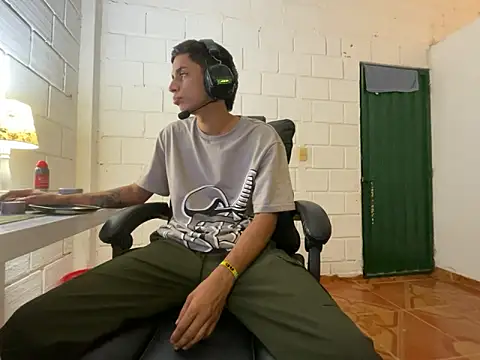 Max TheHorseDick online show from November 4, 2025, 3:32 am