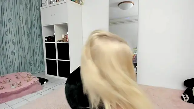 Snapshot of KenzieDawton chatting on May 21, 2026, 4:37 pm KenzieDawton online show from May 21, 2026, 4:37 pm