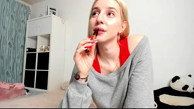 Snapshot of KenzieDawton chatting on December 17, 2024, 4:45 am KenzieDawton online show from December 17, 2024, 4:45 am