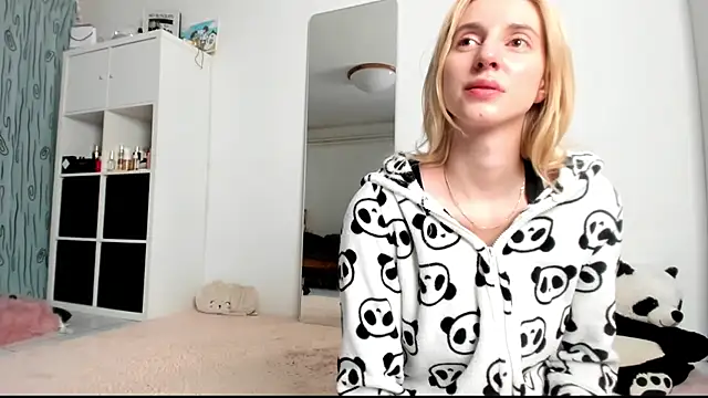 Snapshot of KenzieDawton chatting on January 9, 2025, 5:23 am KenzieDawton online show from January 9, 2025, 5:23 am