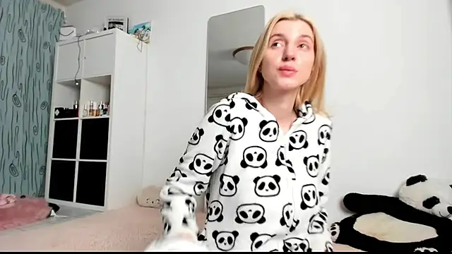 Snapshot of KenzieDawton chatting on January 13, 2025, 5:01 am KenzieDawton online show from January 13, 2025, 5:01 am