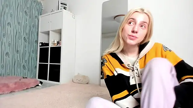 Snapshot of KenzieDawton chatting on December 7, 2024, 4:48 am KenzieDawton online show from December 7, 2024, 4:48 am