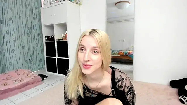 Snapshot of KenzieDawton chatting on June 7, 2026, 12:32 pm KenzieDawton online show from June 7, 2026, 12:32 pm