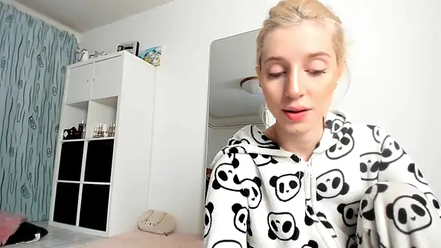 KenzieDawton online show from November 7, 2025, 4:39 am