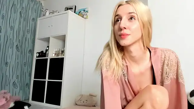 Snapshot of KenzieDawton chatting on September 15, 2025, 7:47 pm KenzieDawton online show from September 15, 2025, 7:47 pm