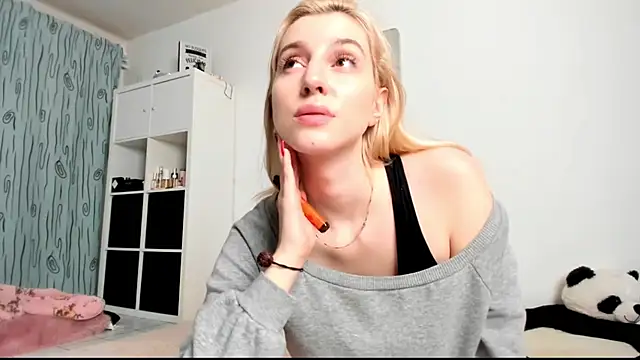 Snapshot of KenzieDawton chatting on December 17, 2024, 7:04 pm KenzieDawton online show from December 17, 2024, 7:04 pm