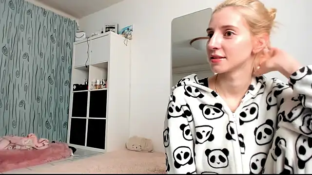 Snapshot of KenzieDawton chatting on January 11, 2025, 5:20 am KenzieDawton online show from January 11, 2025, 5:20 am