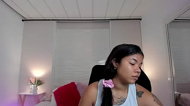 SophiaaStone online show from April 8, 2026, 12:06 pm