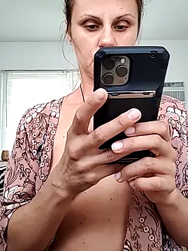 Scarlettishere online show from April 15, 2026, 4:33 pm