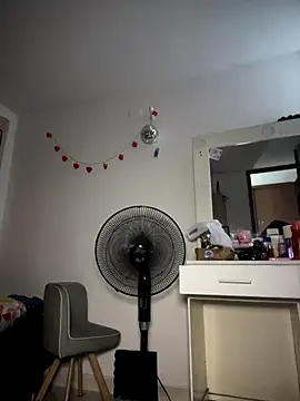 Snapshot of kiaraglam2 chatting on October 27, 2025, 1:23 pm kiaraglam2 online show from October 27, 2025, 1:23 pm