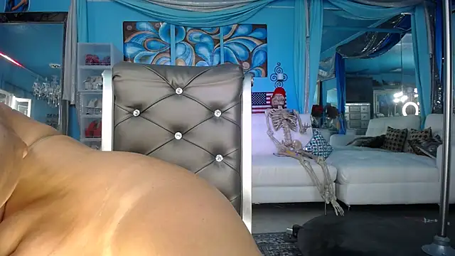 ADRIANNA FOX online show from October 9, 2025, 9:43 am