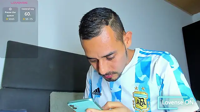 jhonyalzate2 online show from December 16, 2025, 3:44 am