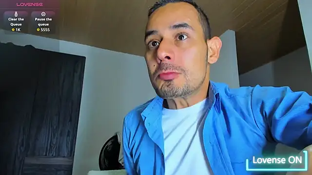 jhonyalzate2 online show from October 30, 2025, 2:54 am