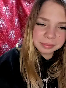 Snapshot of Zuli_Kiska chatting on November 25, 2025, 9:37 pm Zuli Kiska online show from November 25, 2025, 9:37 pm