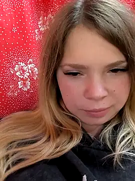 Snapshot of Zuli_Kiska chatting on October 27, 2025, 8:37 am Zuli Kiska online show from October 27, 2025, 8:37 am