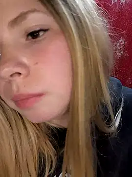 Snapshot of Zuli_Kiska chatting on October 8, 2025, 8:20 pm Zuli Kiska online show from October 8, 2025, 8:20 pm