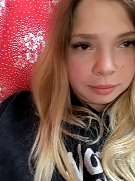 Snapshot of Zuli_Kiska chatting on October 7, 2025, 7:59 pm Zuli Kiska online show from October 7, 2025, 7:59 pm