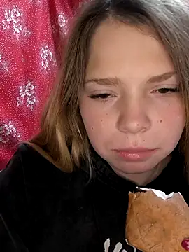 Snapshot of Zuli_Kiska chatting on October 22, 2025, 8:08 pm Zuli Kiska online show from October 22, 2025, 8:08 pm