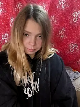 Snapshot of Zuli_Kiska chatting on October 23, 2025, 8:13 am Zuli Kiska online show from October 23, 2025, 8:13 am