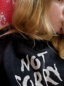 Snapshot of Zuli_Kiska chatting on November 8, 2025, 11:47 am Zuli Kiska online show from November 8, 2025, 11:47 am