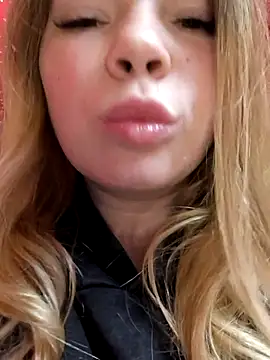 Snapshot of Zuli_Kiska chatting on November 12, 2025, 11:19 pm Zuli Kiska online show from November 12, 2025, 11:19 pm