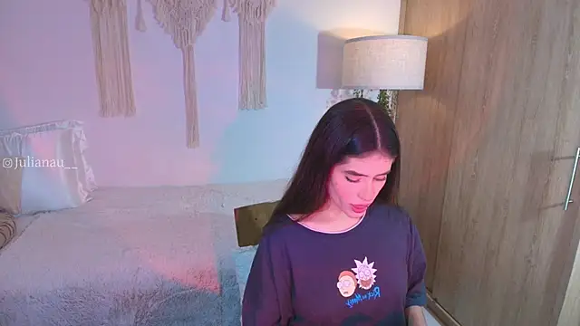 iriswest  online show from November 14, 2025, 11:41 pm