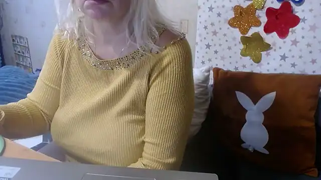 Snapshot of QueenLana chatting on October 27, 2025, 10:27 am QueenLana online show from October 27, 2025, 10:27 am