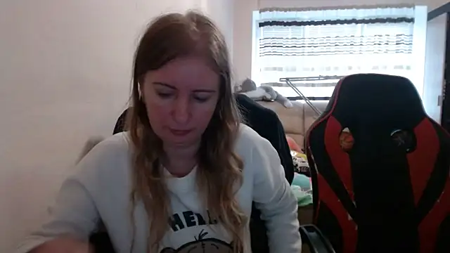 Snapshot of PeterAndJen chatting on October 8, 2025, 7:54 am PeterAndJen online show from October 8, 2025, 7:54 am