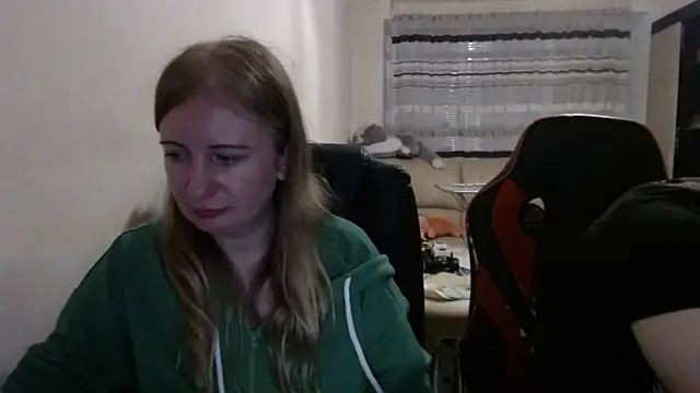 Snapshot of PeterAndJen chatting on October 21, 2025, 7:02 pm PeterAndJen online show from October 21, 2025, 7:02 pm