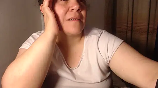 agathamiller01 online show from April 4, 2026, 11:44 pm