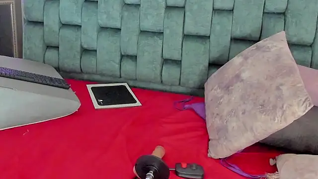 IsiisLovei online show from February 11, 2026, 2:50 pm