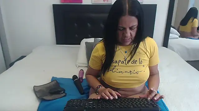 katiehotx online show from October 24, 2025, 2:27 pm