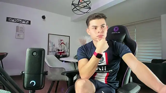 alejooo twink online show from November 18, 2025, 10:02 pm