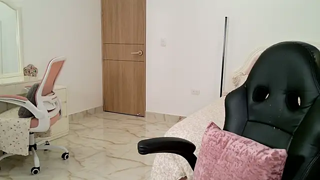 Snapshot of Sensualtease chatting on June 17, 2026, 9:03 pm Sensualtease online show from June 17, 2026, 9:03 pm