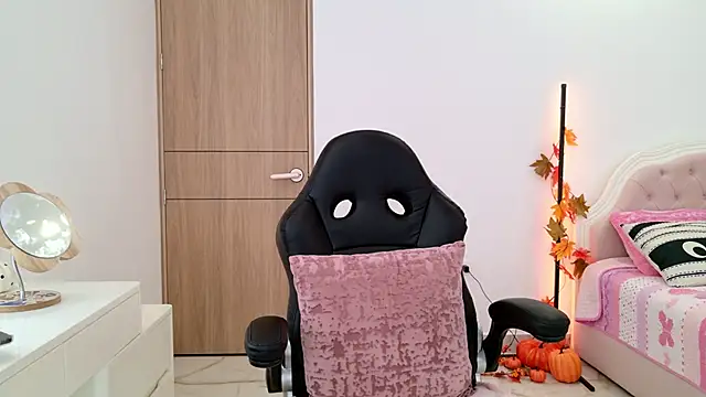 Snapshot of Sensualtease chatting on October 18, 2025, 10:23 pm Sensualtease online show from October 18, 2025, 10:23 pm