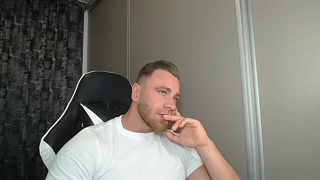 Snapshot of Thori92 chatting on July 5, 2026, 4:14 pm Thori92 online show from July 5, 2026, 4:14 pm