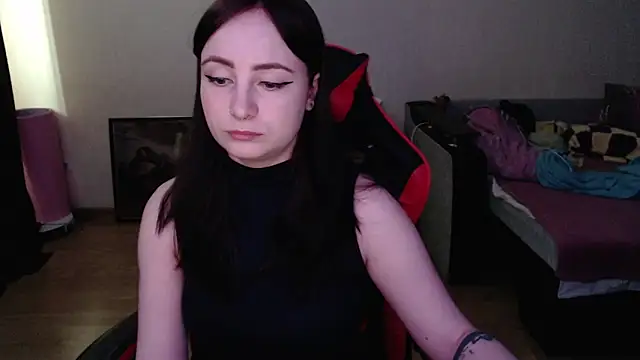 Laralianna online show from April 15, 2026, 7:47 am